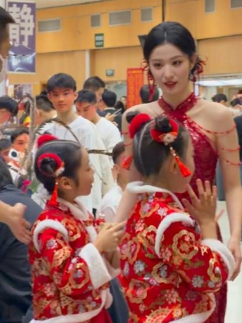 王楚然春晚后台合影，好美啊