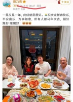甜馨跟着爸爸回村过年，贾乃亮一张全家福，意外曝光神秘拍照人