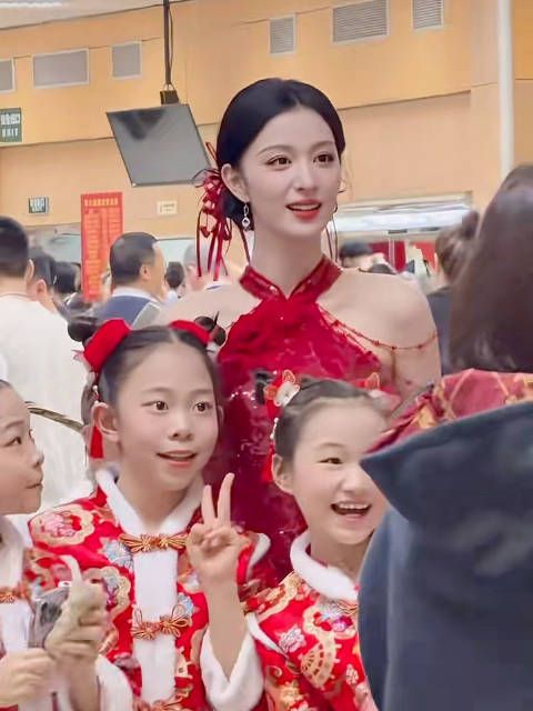 王楚然这也太美了,黑发红唇明艳又端庄