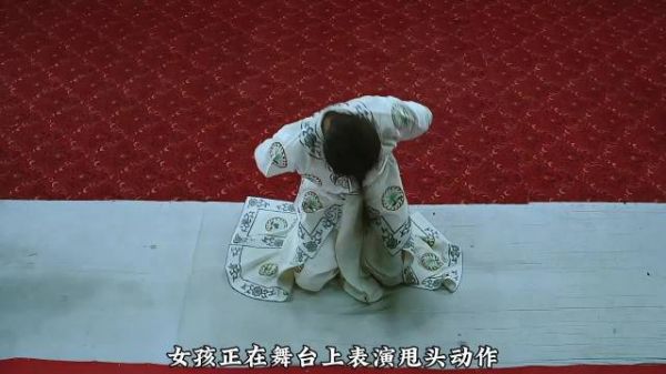 女人上台表演结果遇到窜稀