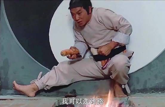 男人以为自己能够轻松闯关，不料被一个大黑球给难住了