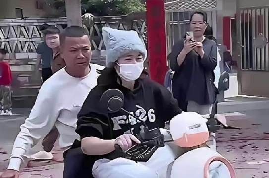 全红婵载父回家年货满兜，女儿后座载全家希望