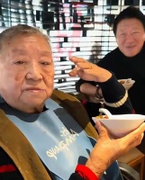 丁勇岱除夕陪老母亲过年陪妈妈睡1.3米小床，89岁老妈一人住北京