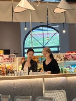 网友偶遇金晨三亚度假！素颜被围拍，与佟丽娅等好友相聚超惬意