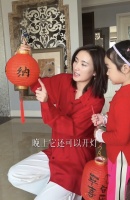 海哈金喜一家回邛崃上坟，程爸穿黑色卫衣配牛仔裤，看着比李亚鹏年轻