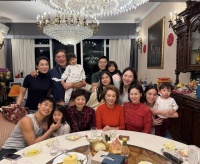 何超琼春节到发小家拜年，穿红色新中式喜庆大方，四代同堂好热闹