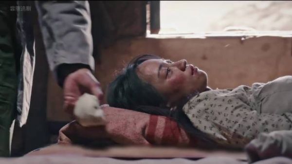 女人在荒漠渡过悲惨七年,想逃离却屡遭失败!