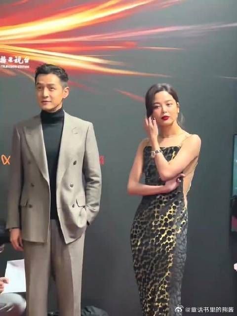 胡歌、唐嫣、辛芷蕾,《繁花》三人组亮相微博之夜红毯