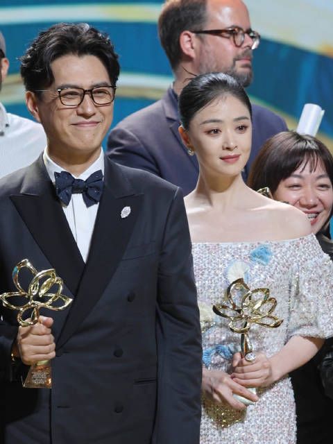 属于他们三人的荣耀时刻，气质宋佳、绅士靳东、大美蒋欣，都是好演员！