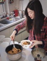 41岁朱珠回天津婆家过年，带女儿给100岁奶奶拜年，老公罕见出镜