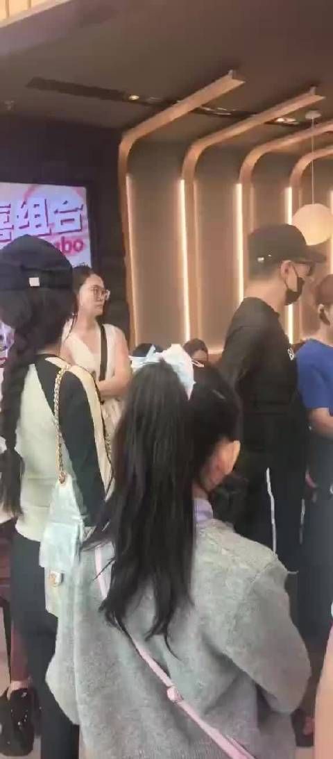 汪峰森林北出行看起来很恩爱啊，已经被偶遇好几次了