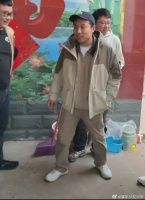 徐志胜回村过年被拍，开13万的车、吃馒头配豆角、穿去年旧棉袄，网友直呼“太真实了”