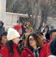 马伊琍换新发型，黄色羊毛卷搭配黑框眼镜，温柔又有气质