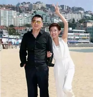 万茜真的很漂亮气质又好，在陈建斌身边活泼又顽皮，男帅女靓