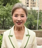 66岁迟蓬春晚爆红，低调丈夫罕见同框，四十年婚姻太好磕