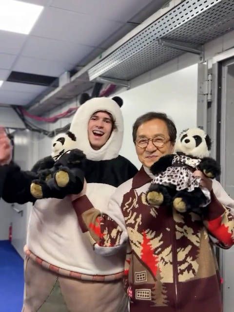 成龙与萨多洛夫冬奥花滑表演滑后持熊猫公仔合影