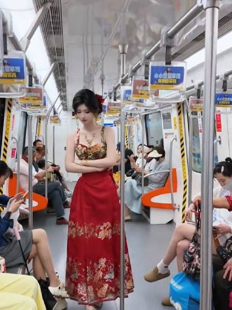 这应该是地铁里能遇到的颜值天花板了吧