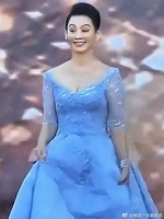 奚梦瑶、鞠婧祎红毯摔倒事件，暴露娱乐圈哪些生存法则？