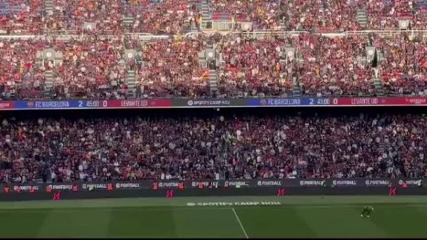 天下相亲与相爱！ 现场直拍：巴萨中场放中文歌《相亲相爱》