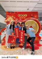 45岁任家萱晒全家福，穿蓝色百褶裙露腿部疤痕，胖到160斤很温柔