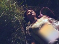 母女俩被变态盯上，为救母亲女孩痛下杀手