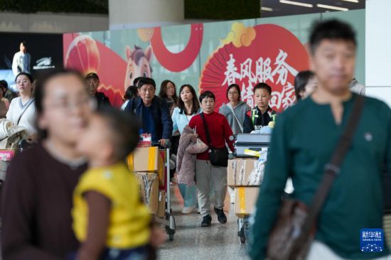 2月23日，在广州白云机场T2航站楼，旅客走出到达大厅。新华社记者 吴鲁 摄