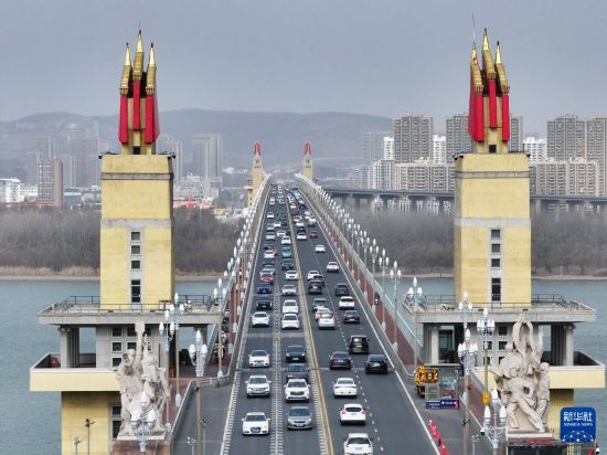 这是2月23日拍摄的南京长江大桥上的车流（无人机照片）。新华社发（刘建华 摄）