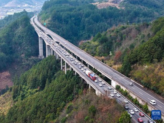 这是2月23日在厦蓉高速公路贵州省黎平县境内拍摄的返程车流（无人机照片）。新华社发（龙建睿 摄）