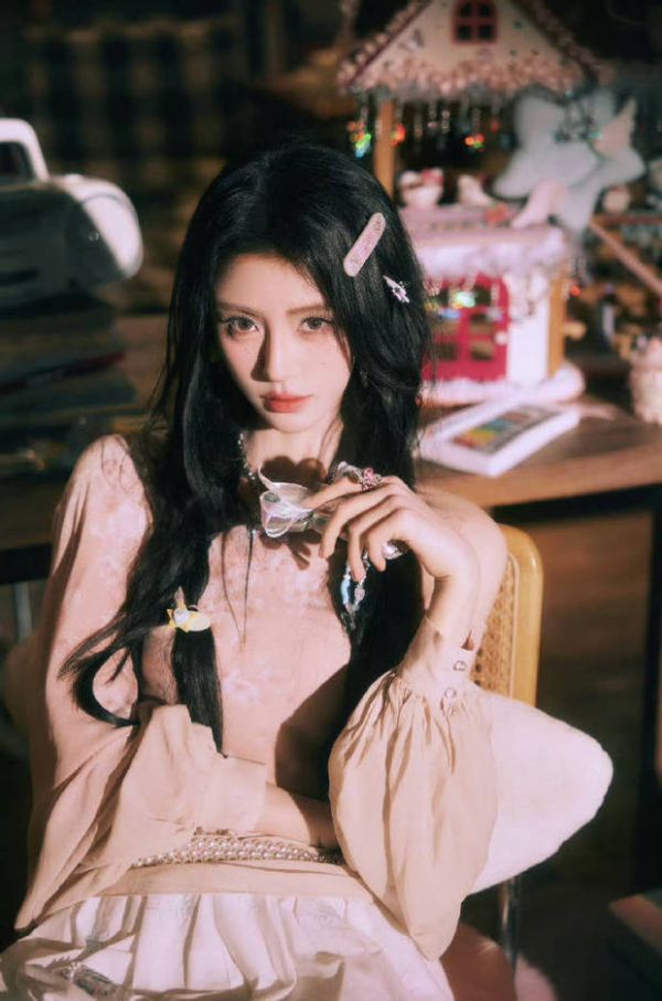 鞠婧祎手拿镜子。