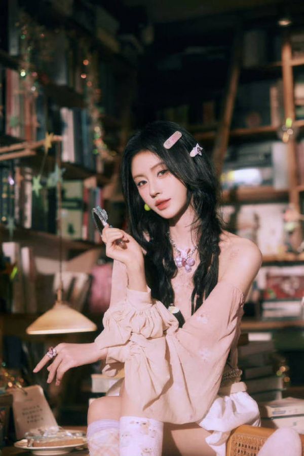 鞠婧祎表情非常可爱。