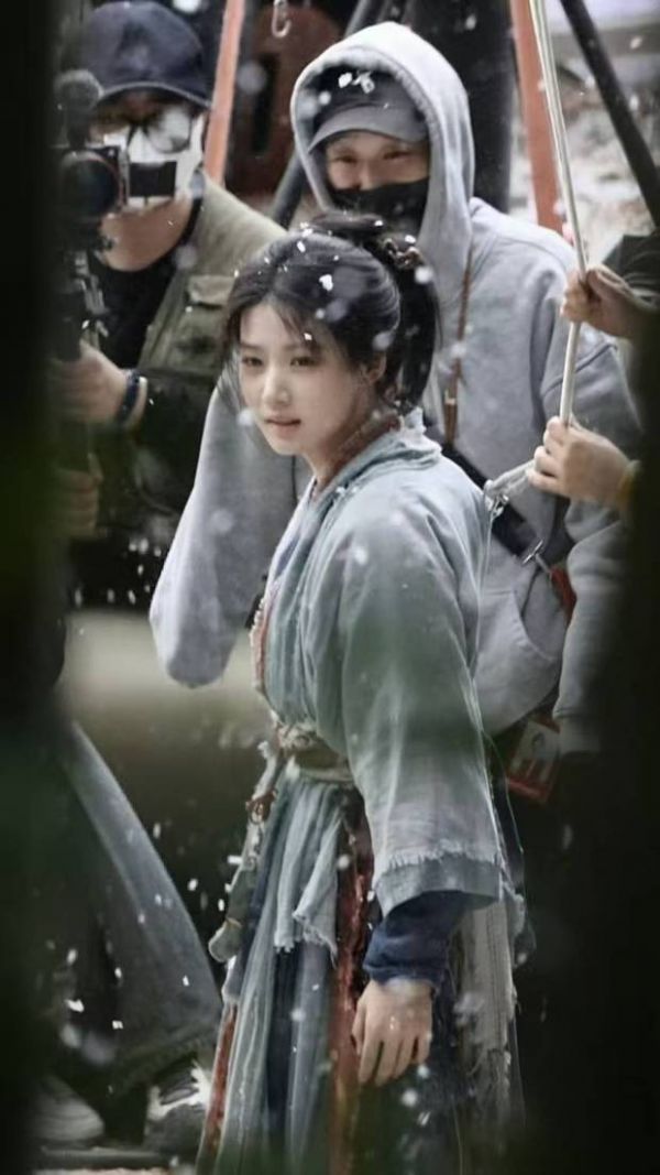 卢昱晓在雪中回眸，灵动清丽。