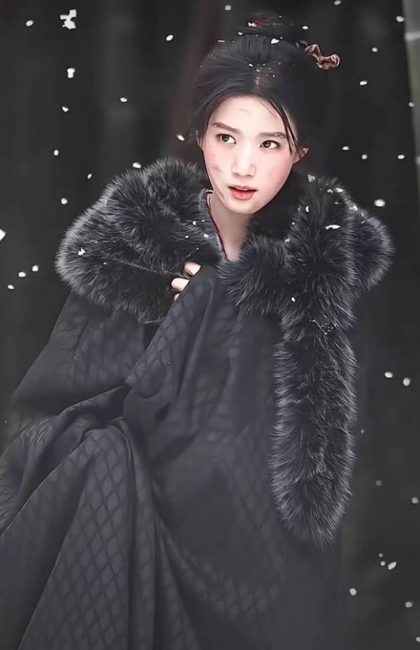 卢昱晓裹紧黑斗篷抬眸，眼神倔强又破碎。