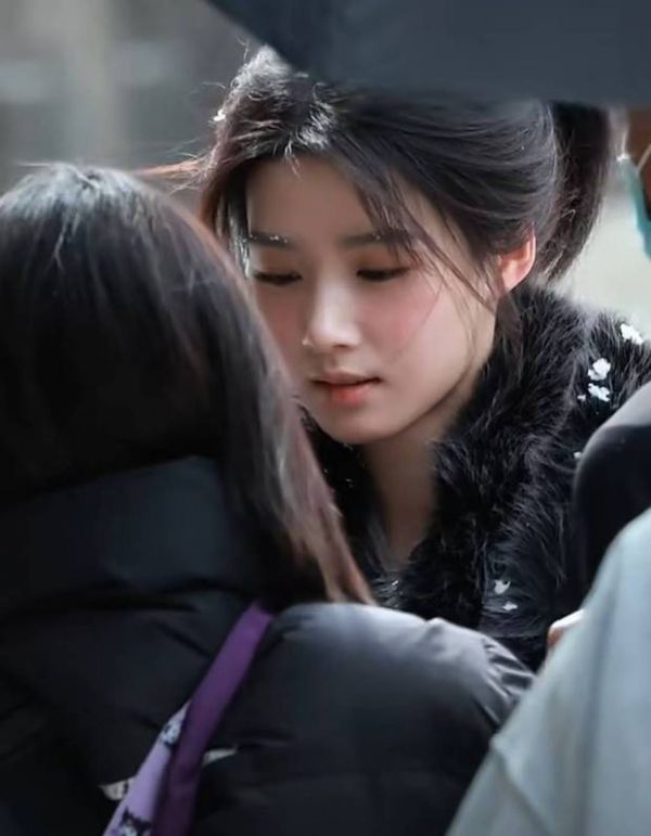 卢昱晓与工作人员交谈，温柔清冷。