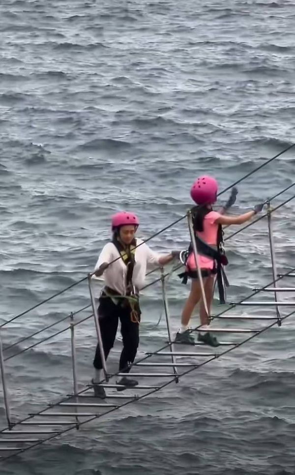 搜狐娱乐讯 近日，网友在三亚偶遇章子怡与女儿醒醒。母女一同玩飞拉达，醒醒勇敢大胆，画面温馨有爱。