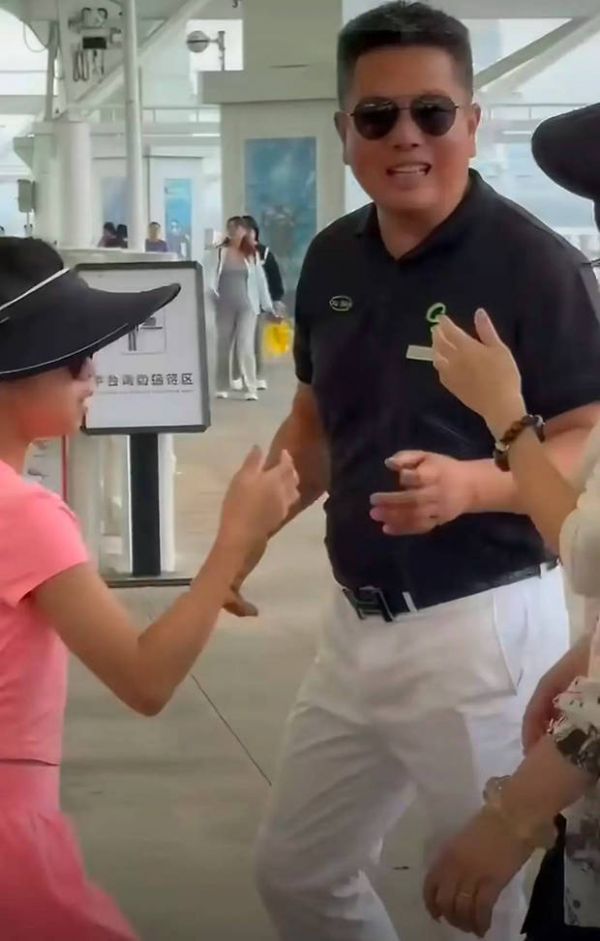 醒醒回头与妈妈交流。