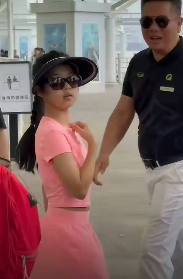 醒醒穿粉裙，戴墨镜，活泼灵动。