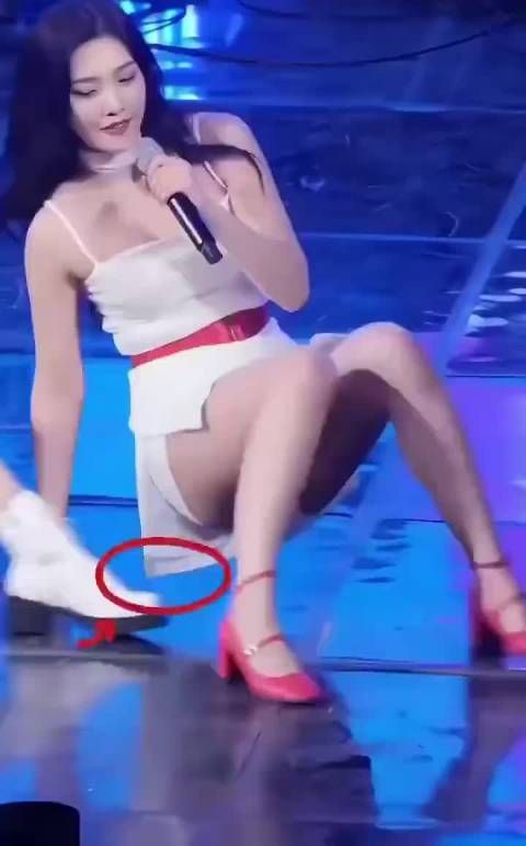 女明星为了防走光，也是拼了！