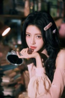 鞠婧祎粉色毛衣造型俏皮可爱！