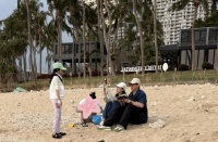 董璇张维伊带女儿沙滩抓螃蟹！一家三口同框超温馨