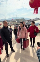 何赛飞年初二下海岛拜年，圈外老公罕出镜，69岁不显老长得很老实