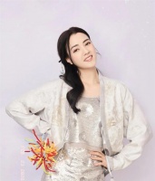 娜然现身香港书店被偶遇，网友：说话很温柔，很漂亮，有点显老！