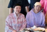 黄渤结婚18年，老婆小欧越来越好看了，皮肤特别嫩不输明星