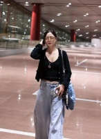 辛芷蕾机场私服真会穿！黑色开衫+吊带+阔腿裤，时髦又洋气！