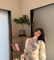 何穗当妈后气质大变！穿新中式上衣+牛仔裤，时髦又高级！