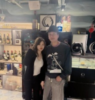 46岁黄宗泽在香港超市购物被偶遇，他的打扮好奇怪，裤子太难看了