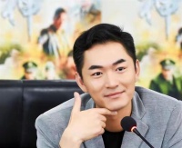 他是陆毅同班同学，与初恋女富婆结婚18年零绯闻，是很顾家的男人