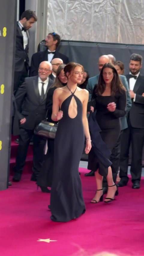 出席第78届英国电影学院奖红毯的石头姐Emma