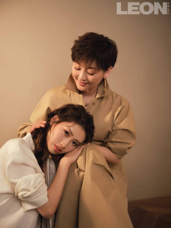 徐朵趴在徐帆腿上，徐帆眼神里全是慈爱。