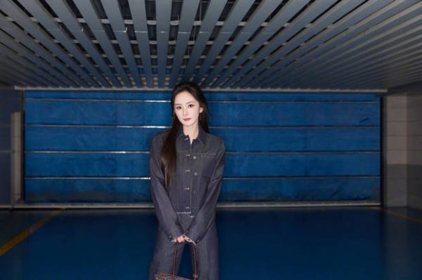 搜狐娱乐讯 2月24日，杨幂工作室在社交平台公开一组杨幂的看秀出发图，照片里的杨幂穿牛仔套装，公主风披发造型温婉大方。