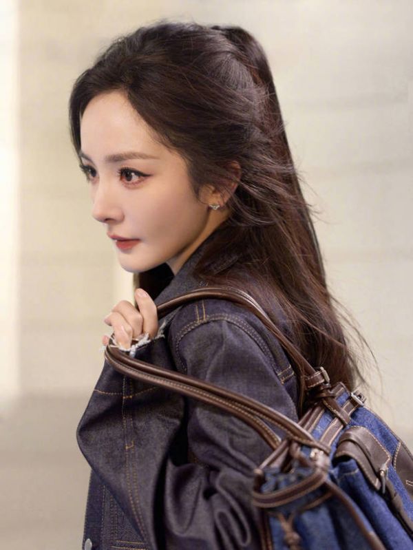 杨幂侧脸精致。